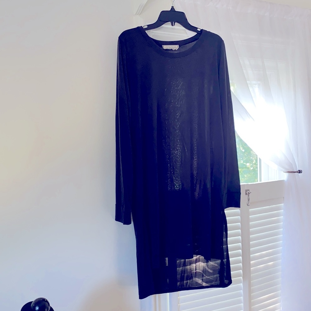 Sinuous gray long sleeve dress.